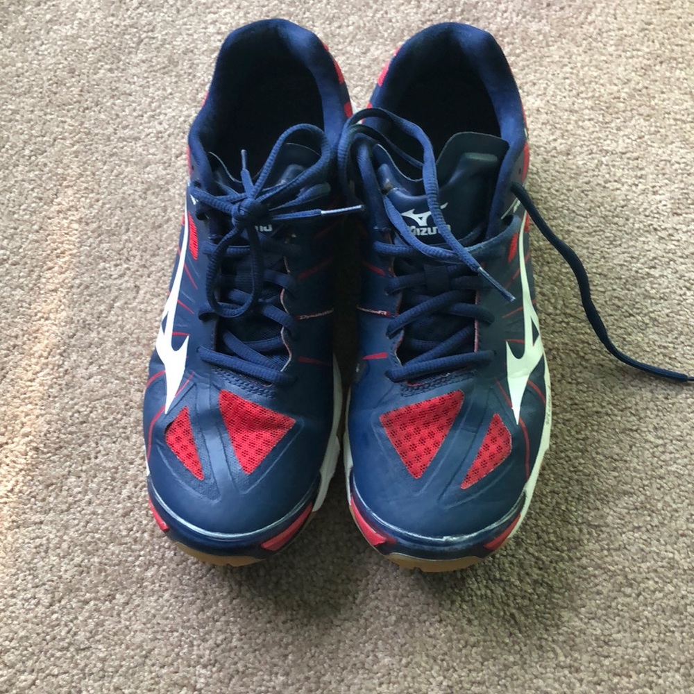 Tennis shoes